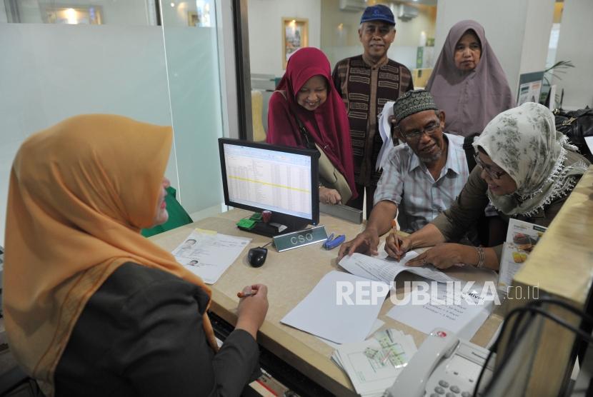 Petugas bank melayani calon jamaah haji yang melakukan pelunasan Biaya Penyelenggaran Ibadah Haji (ilustrasi) 