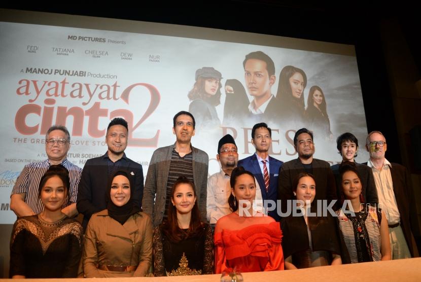 Penulis Habibburachman El Shirazy (tengah0, Produser Film Manoj Punjabi (ketiga kiri), dan pemeran berfoto usai peluncuran Film Ayat-Ayat Cinta 2 di Jakarta, Rabu (6/12).