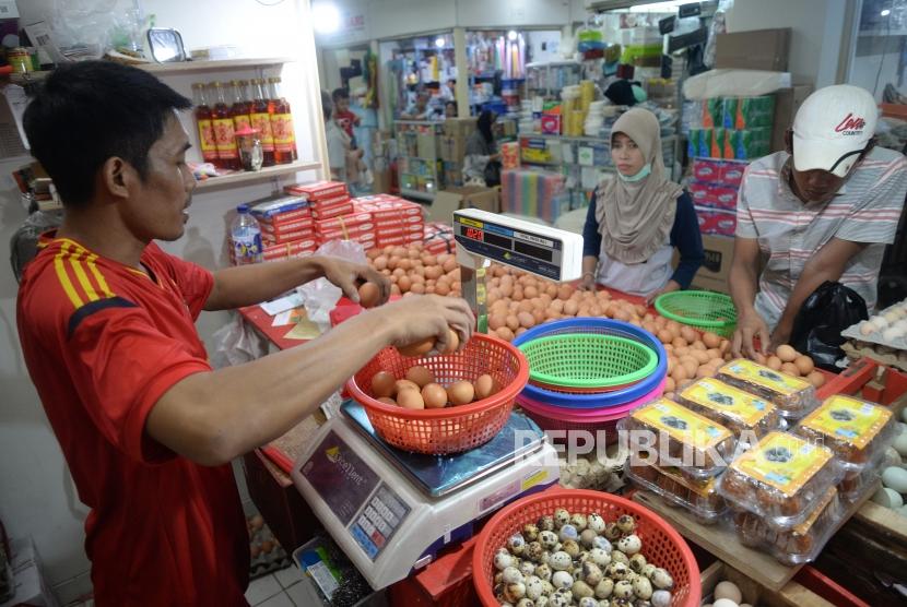 Harga Telur Ayam Naik Kembali. Pembeli memilih telur ayam negeri di pasar tradisional, Jakarta, Ahad (1/7).
