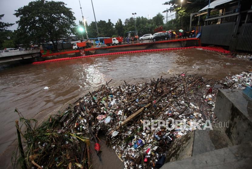 Kondisi sampah yang menumpuk di Pintu air Manggarai, Jakarta, Senin (5/2).