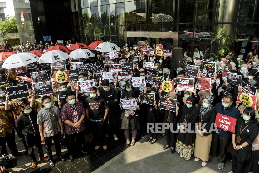 Sejumlah pegawai KPK melakukan aksi unjuk rasa di Kantor KPK, Jakarta, Jumat (6/9).