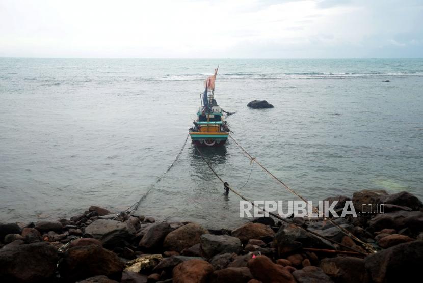 Kapal nelayan bersandar di Desa Way Uli, Kalianda, Lampung Selatan. Angin kencang dan gelombang tinggi melanda wilayah Lampung dua hari terakhir. Ilustrasi.