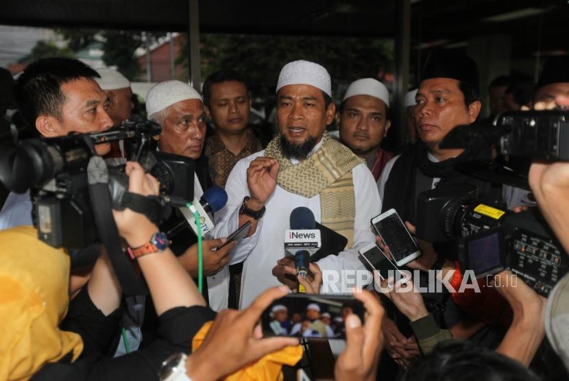 Ustaz Zulkifli Muhammad Ali (tengah) memberikan keterangan kepada media sebelum menjalani pemeriksaan di Direktorat Tindak Pidana Cyber (Dittipid Cyber) Bareskrim Mabes Polri, Jakarta, Kamis (18/1).