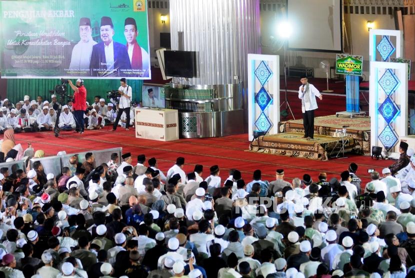 Ustaz Abdul Somad menyampaikan tausiyah saat Pengajian Akbar DMI di Masjid Istiqlal, Jakarta, Rabu (25/7).