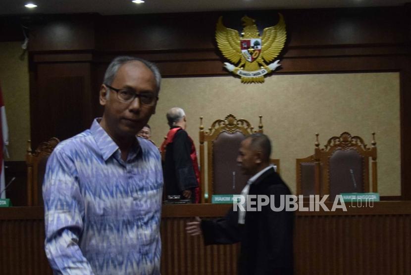 Convict of obstruction of justice case, Bimanesh Sutarjo, walks out the courtroom after listening to the verdict at Corruption Court, Jakarta, Monday (July 16).