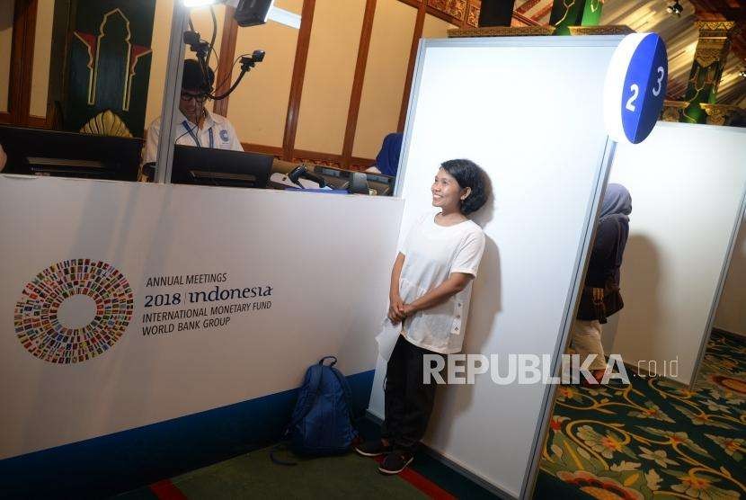 Registrasi Peserta. Peserta dan media melakukan regstrasi ulang Pertemuan IMF-World Bank 2018 di Nusa Dua, Bali, Ahad (7/10).