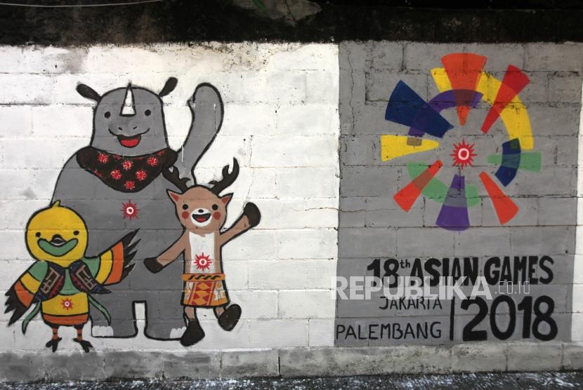 Dinding rumah warga yang dimural maskot Asian Games Bhin Bhin (Burung Cendrawasih), Atung (Rusa Bawean), dan Kaka (Badak Bercula Satu) di kawasan Jati Padang Utara, Pasar Minggu, Jakarta, Selasa (8/5).