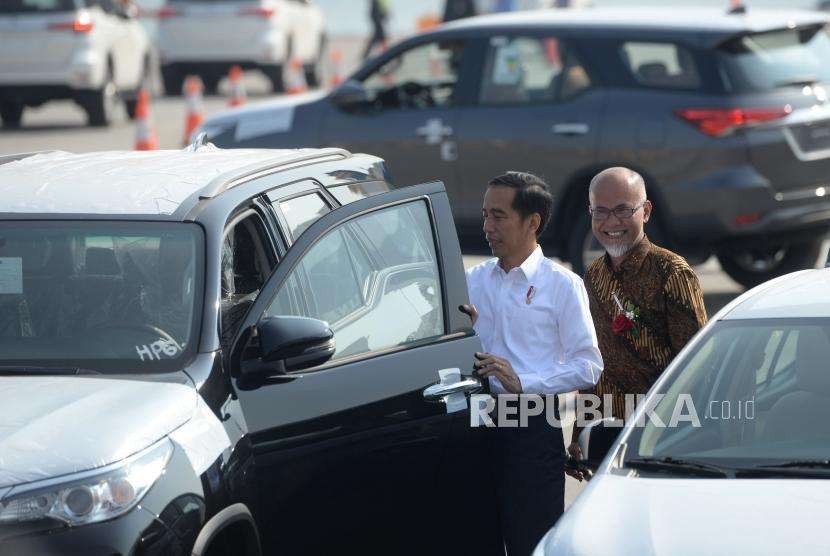 Presiden Joko Widodo didampingi Presiden Direktur PT Toyota Motor Manufacturing Indonesia (TMMIN) Warih Andang Tjahjono meninjau mobil bermerek toyota yang akan di ekspor. 
