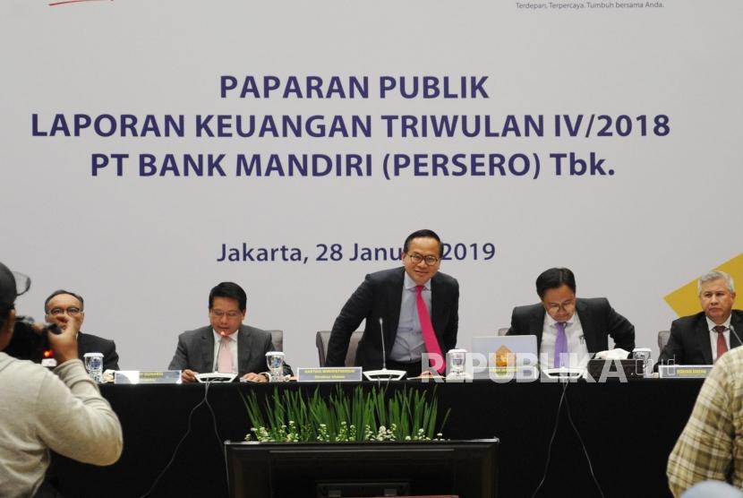 Direktur Utama Bank Mandiri Kartika Wirjoatmojo (tengah) bersiap saat akan berikan Laporan Keuangan Triwulan IV/2018 PT Bank Mandiri Tbk di Jakarta, Senin (28/1).
