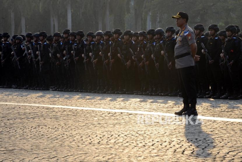 Sejumlah anggota Kepolisian saat mengikuti apel Operasi Ketupat 2019 di Monas, Jakarta, Selasa (28/5).