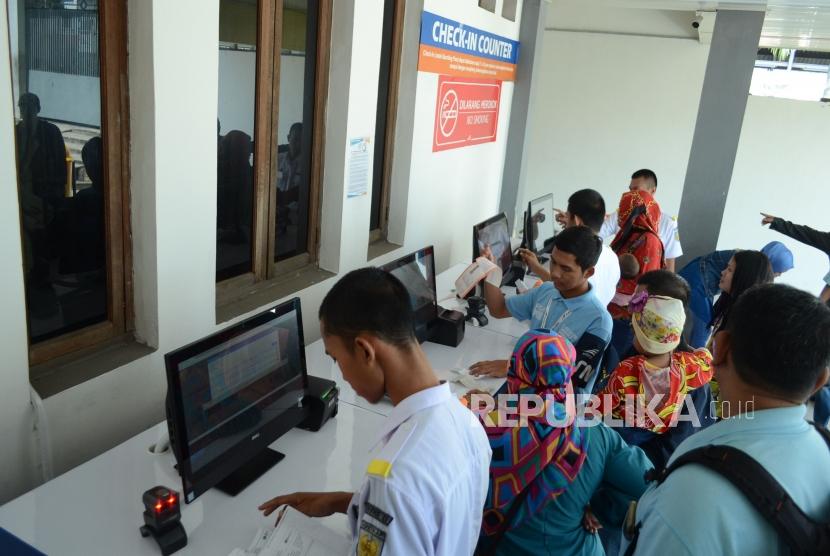 Para calon penumpang Kereta Api (KA) antre melakukan Check In atau cetak boarding pass tiket, di Stasiun KA Kiaracondong, Kota Bandung, Ahad (10/6).