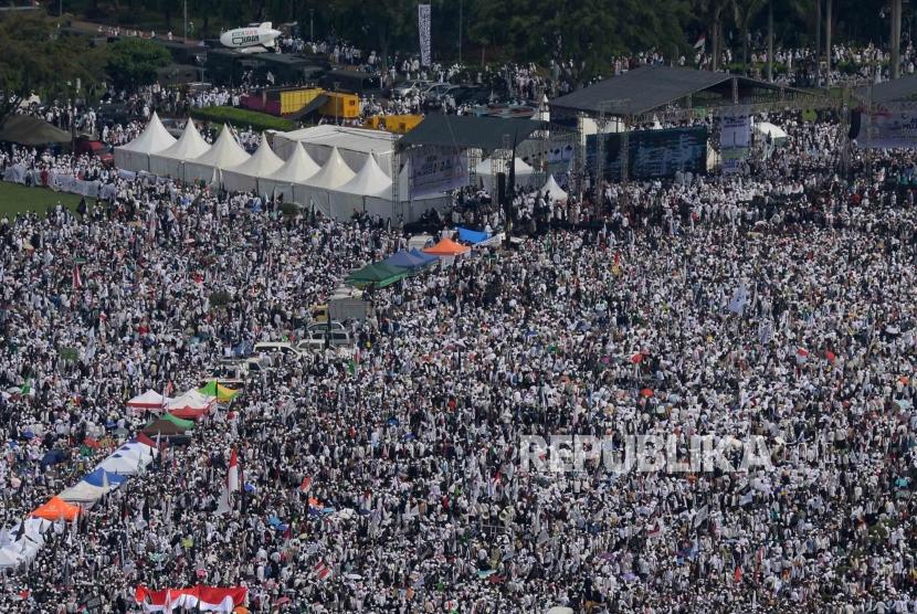 Suaana  masa aksi  212  mengikuti  reuni aksi 212 di Lapangan Monumen Nasional, Jakarta, Ahad, (2/12).