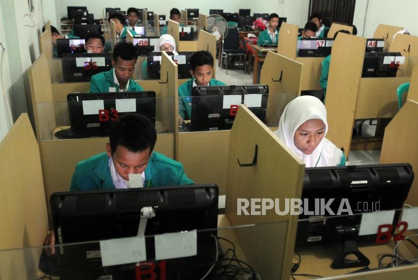 Sejumlah pelajar saat akan memulai Ujian Nasional Berbasis Komputer (UNBK) di Madrasah Tsanawiyah (MTs) Fatahillah, Jakarta. (ilustrasi)