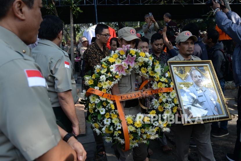 Kedatangan Jenazah di Boyolali. Peti jenazah Almarhum Kepala Pusat Data Informasi dan Humas BNPB Sutopo Purwo Nugroho dibawa ke TPU Sonolayu, Boyolali, Jawa Tengah, Senin (8/7/2019).