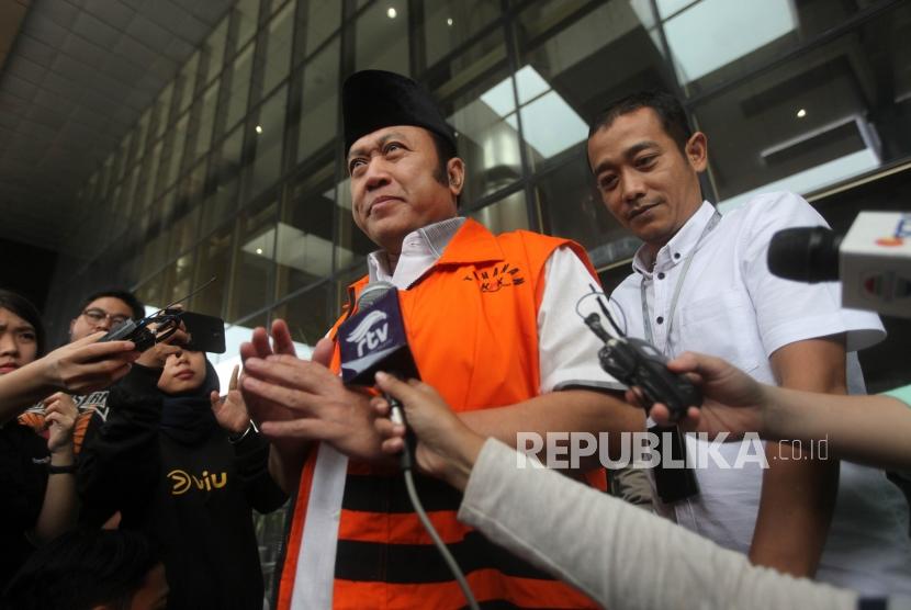 Bupati Lampung Selatan nonaktif Zainudin Hasan berjalan keluar gedung seusai menjalani pemeriksaan lanjutan di Gedung KPK, Jakarta, Senin (15/10).