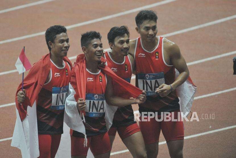 Tim lari estafet Indonesia berfoto bersama seusai bertanding pada cabang atletik nomor lari estafet 4x100 meter putra Asian Games 2018 di Stadion Gelora Bung Karno, Senayan, Jakarta, Kamis (30/8).