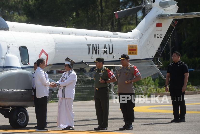 Kedatangan Presiden Jokowi. HPresiden Joko Widodo (kiri) disambut Bupati Tana Toraja Nicodemus Biringkanae usai mendarat di Helipad Bandara Pongtiku, Tana Toraja, Sulsel, Ahad (23/12).