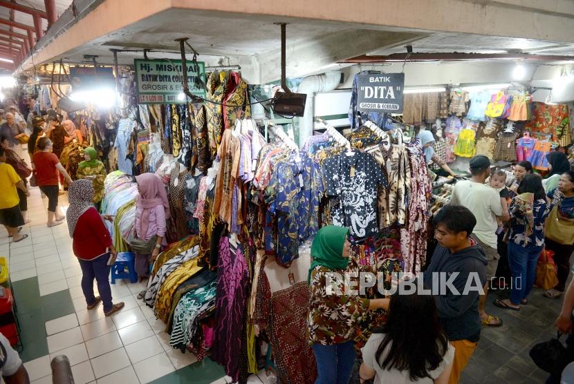 Pedagang batik melayani pembeli di los batik Pasar Beringharjo, Yogyakarta. Masyarakat Ekonomi Syariah dan Halal Club Yogyakarta inisiasi Beringharjo jadi pasar halal. Ilustrasi.