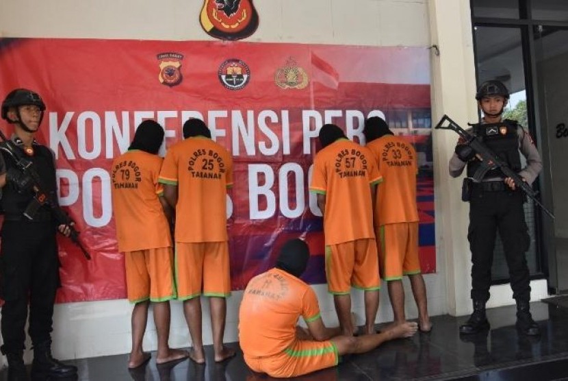  Sebanyak 5 orang dijadikan tersangka oleh Polres Bogor setelah melakukan pembacokan terhadap Bripka Ade yang merupakan anggota Polsek Parung, Kabupaten Bogor.