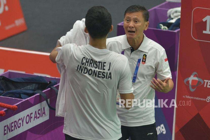 Pelatih bulu tangkis tunggal putra Indonesia Hendry Saputra (kanan) memberikan instruksinya kepada pebulu tangkis Jonatan Christie.