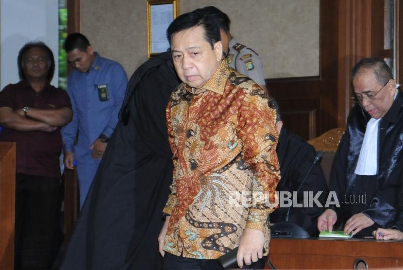 Terdakwa kasus tindak pidana korupsi KTP Elektronik Setya Novanto usai berdiskusi dengan penasehat hukum saat menjalani persidangan yang beragendakan pembacaan putusan di Pengadilan Tindak Pidana Korupsi (Tipikor), Jakarta, Selasa (24/4).