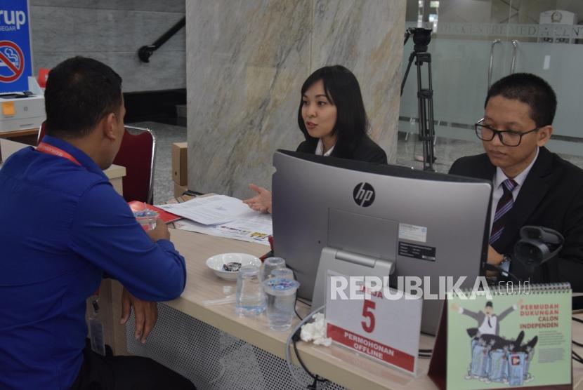 Petugas MK memberikan penjelasan terkait  permohonan atas sengketa pilkada 2018  di Gedung Mahkamah Konstitusi, Jakarta, Rabu (11/7).