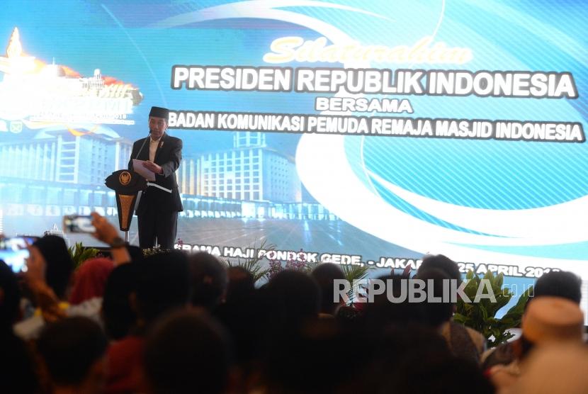 Silaturahim dengn BKPRMI. Presiden Joko Widodo menyampaikan arahan kepada peserta saat Silaturahim dengan Badan Koordinasi Pemuda Remaja Masjid Indonesia (BKPRMI) di Jakarta, Rabu (25/4).