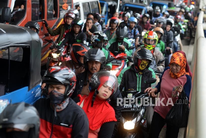 Pejalan kaki mencari jalan saat terjadinya kemacetan di Jalan Jatibaru, Tanah Abang, Jakarta, Kamis (7/3).