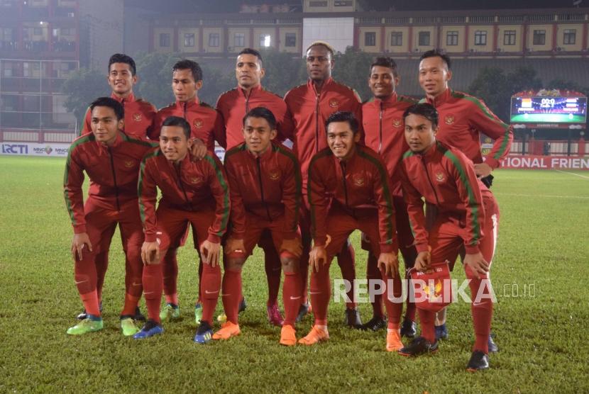 Pemain Sepakbola Indonesia U23 melakukan sesi foto dalam laga persahabatan melawan Thailand U23 di lapangan sepakbola PTIK di Jakarta, Kamis (32/5) Malam. 