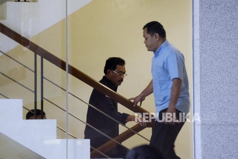Gubernur Kepulauan Riau, Nurdin Basirun (kiri) saat tiba untuk menjalani pemeriksaan intensif di Gedung KPK, Jakarta, Kamis (11/7).