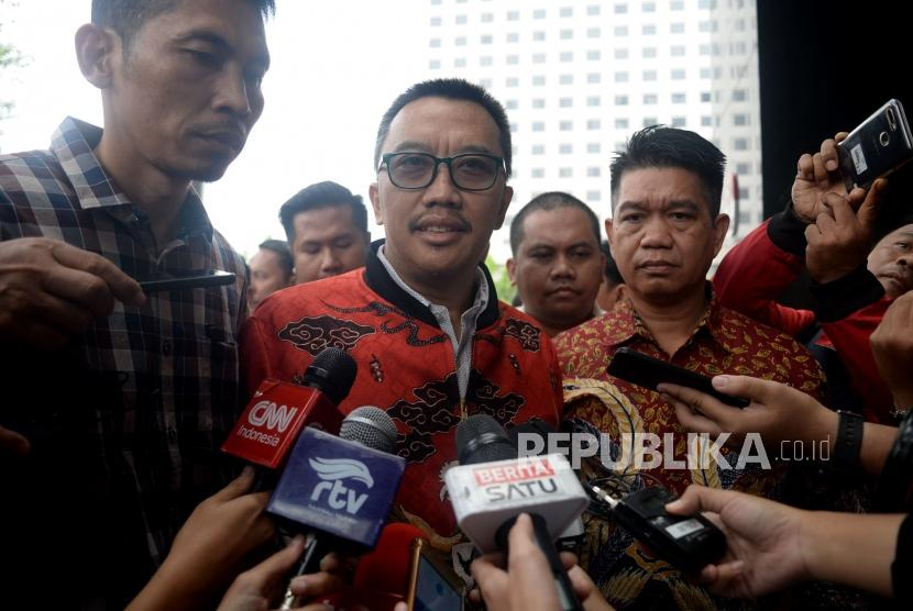 Mantan Menteri Pemuda dan Olahraga Imam Nahrawi bersiap untuk menjalani pemeriksaan di Gedung KPK Jakarta, Jumat, (27/9).