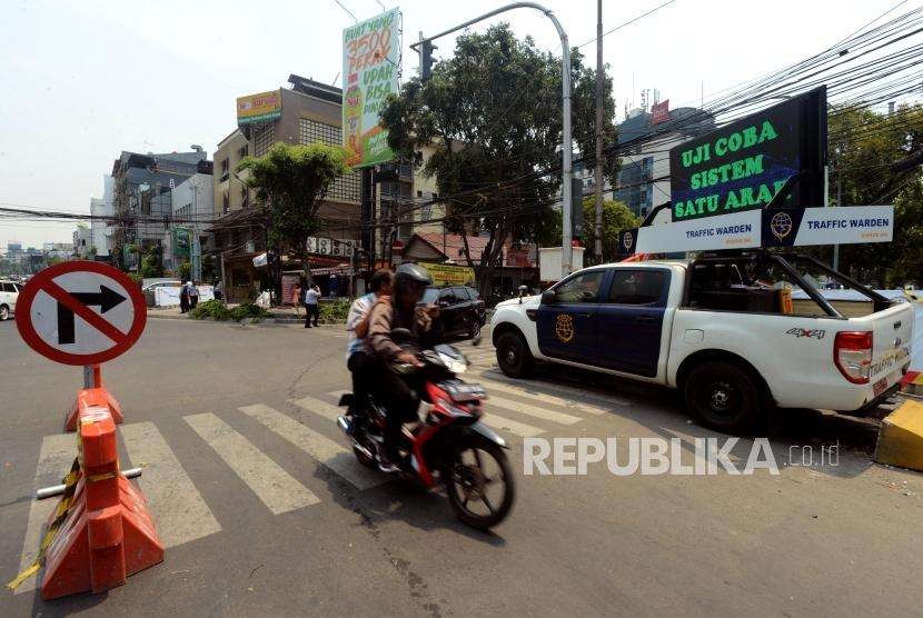 Pengendara motor melintas saat uji coba sistem satu arah di Jalan KH Wahid Hasyim, Jakarta, Senin (8/10).