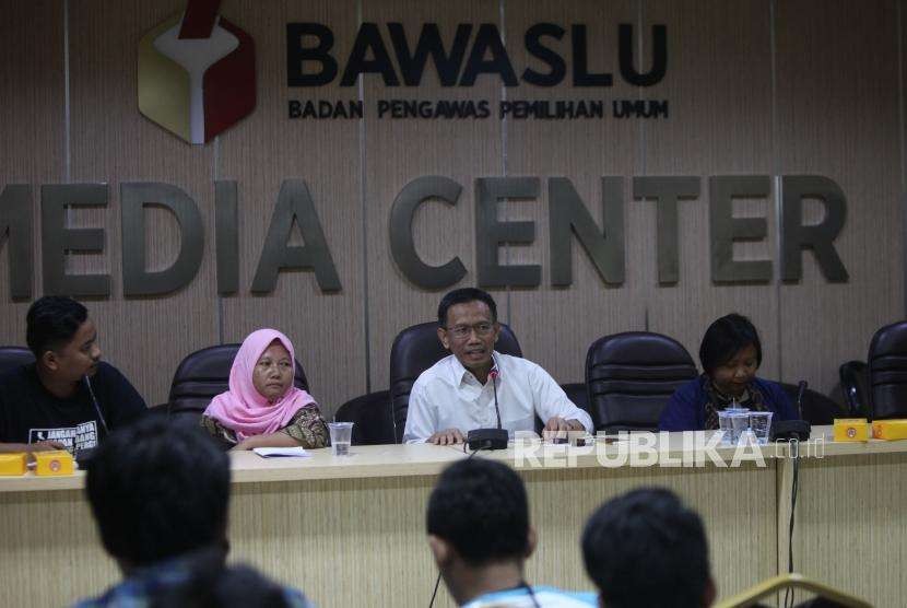 Ketua Kelompok Kerja Pemilu Luar Negeri (Pokja PLN) Wajid Fauzi (tengah) bersama Ketua Pusat Studi Migrasi Migrant Care Anis Hidayah (kanan) dan Mantan Buruh Migran Siti Badriyah (kiri) memberikan paparannya pada diskusi media di gedung Bawaslu, Jakarta, Ahad (7/10).
