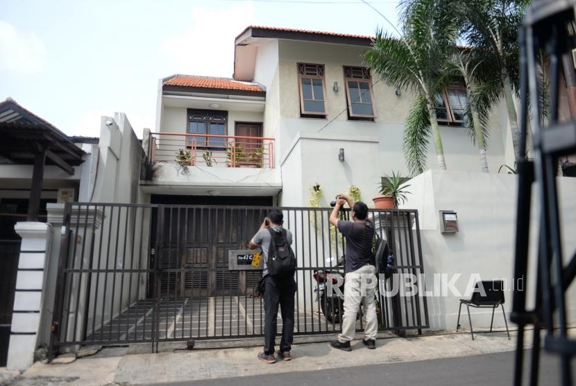 Pelemparan Molotov Rumah Laode. Rumah Wakil Ketua KPK Laode M Syarif pascapelemparan bom molotov di Kalibata, Jakarta, Rabu (9/1/2019).