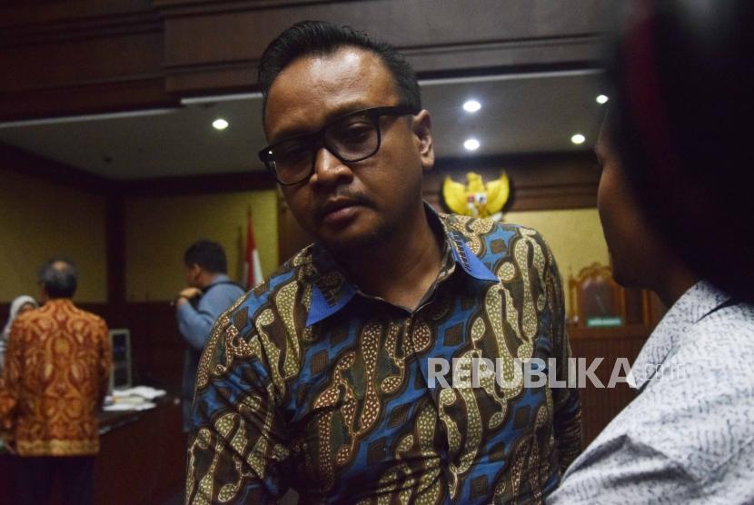 Terdakwa kasus tindak pidana korupsi KTP Elektronik, Irvanto Hendra Pambudi Cahyo usai menjalani  sidang perdana di  Pengadilan Tindak Pidana Korupsi, Jakarta, Senin (30/7).