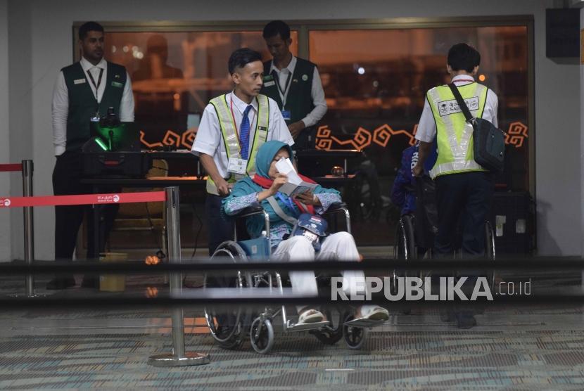 Petugas maskapai  Saudi Airlines membawa jamaah  calon haji saat  menikmati layanan sistem baru keimigrasian untuk Saudia Airlines di Bandara Soekarno Hatta, Tangerang , Banteng, Selasa (17/7) malam. 410 jamaah calon haji pertama embarkasi Jawa Barat  menikmati kemudahan sistem baru keimigrasian yang telah disiapkan oleh Pemerintah Arab Saudi dan PT Angkasa Pura II (Persero) di Bandara Internasional Soekarno-Hatta (Soetta).