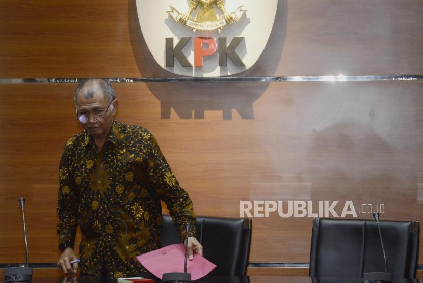 Ketua KPK Agus Rahardjo usai memberikan keterangan saat konferensi pers di Gedung KPK, Jakarta, Kamis (8/8).
