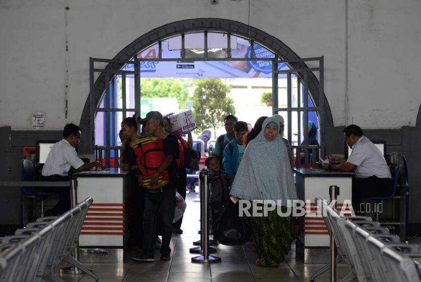 Penumpang melakukan pengecekan tiket sebelum menaiki rangkaian kereta Jakatingkir di Stasiun Pasar Senen, Jakarta, Ahad (25/2).