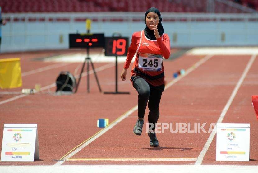 Atlet Lompat Jauh Indonesia Karisma Evi Tiarani bersiap untuk melakukan lompatan pada babak final para atletik nomor lompat jauh putri T42/43/44 dan T61/62/63/64 Asian Para Games 2018 di Stadion Utama Gelora Bung Karno, Jakarta, Selasa (9/10).