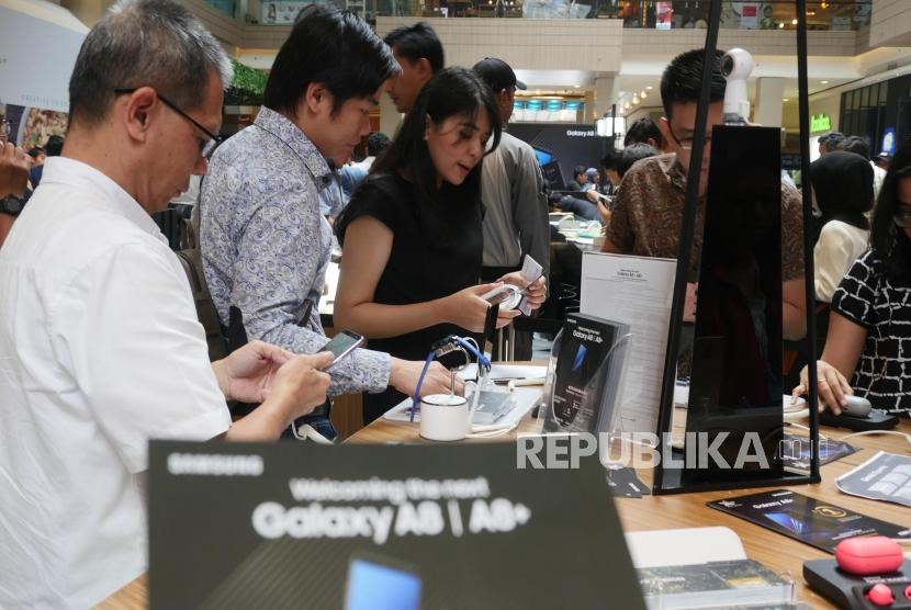 Sejumlah konsumen memperhatikan produk Samsung Galaxy A8 dan A8+ pada penjualan perdana Samsung galaxy A8 dan A8+ di Jakarta, jumat (19/1).