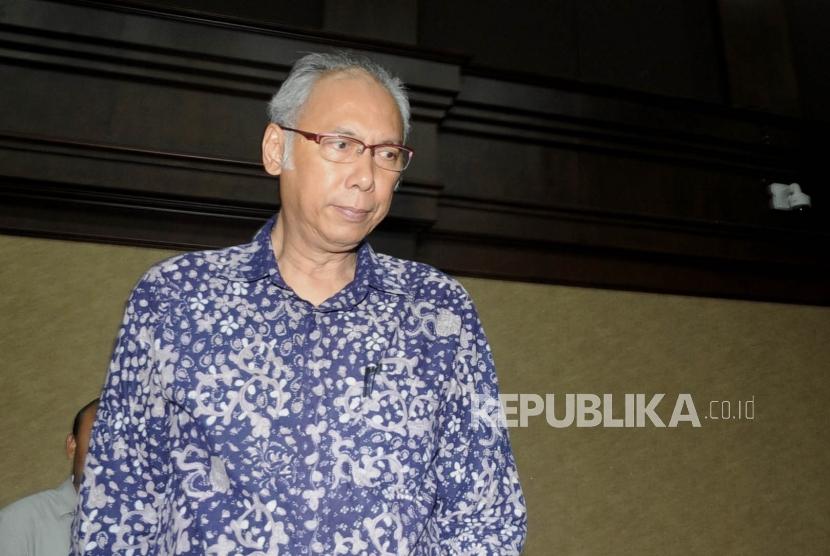 Dr. Bimanesh Sutarjo, suspect in alleged obstruction of justice case attends inaugural session at Corruption Court, Jakarta, on Thursday (March 8).