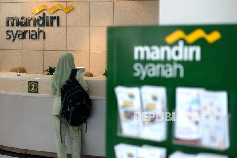 Petugas melayani transaksi nasabah di kantor layanan Bank Mandiri Syariah, Jakarta, beberapa waktu lalu.