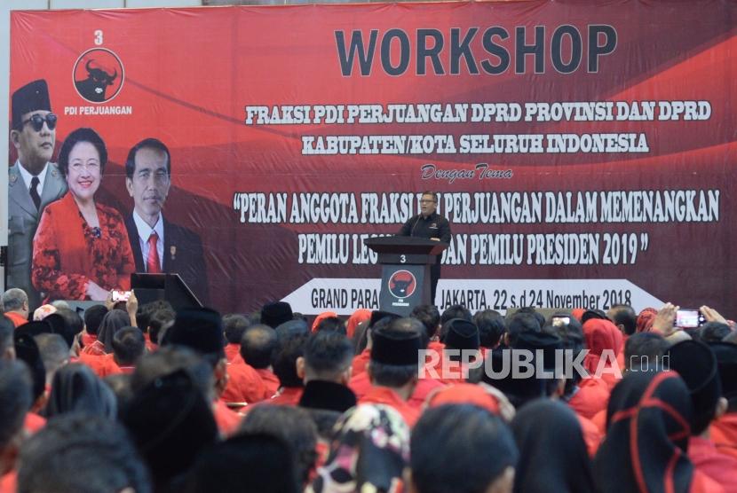 Sekjen PDIP Hasto Kristiyanto memberikan sambutan dalam acara workshop Fraksi PDI Perjuangan DPRD Provinsi dan Kabupaten/Kota Seluruh Indonesia di Jakarta, Jumat (23/11).