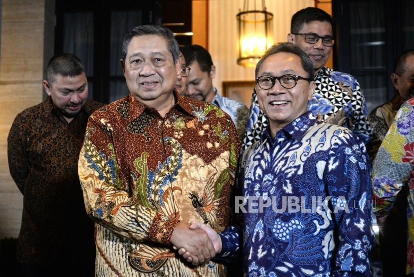 SBY Temui Zulkifli Hasan. Ketua Umum Partai Demokrat Susilo Bambang Yudhoyono (tengah) berjabat dengan Ketua Umum PAN Zulkifli Hasan di kediaman, Jakarta, Rabu (25/7) malam.