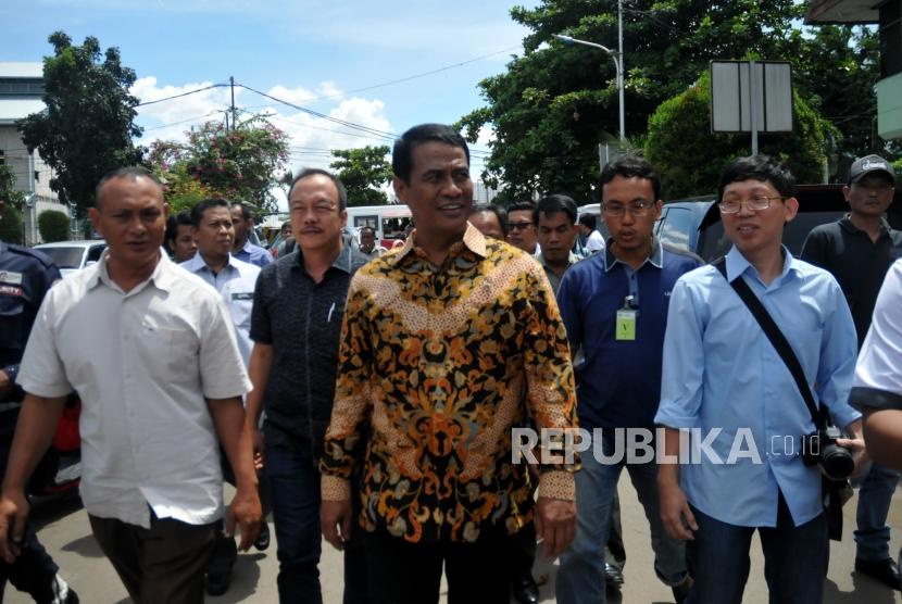 Menteri Pertanian Amran Sulaiman bersip  melakukan sidak di Pasar Induk Beras Cipinang, Jakarta, Senin (4/12).