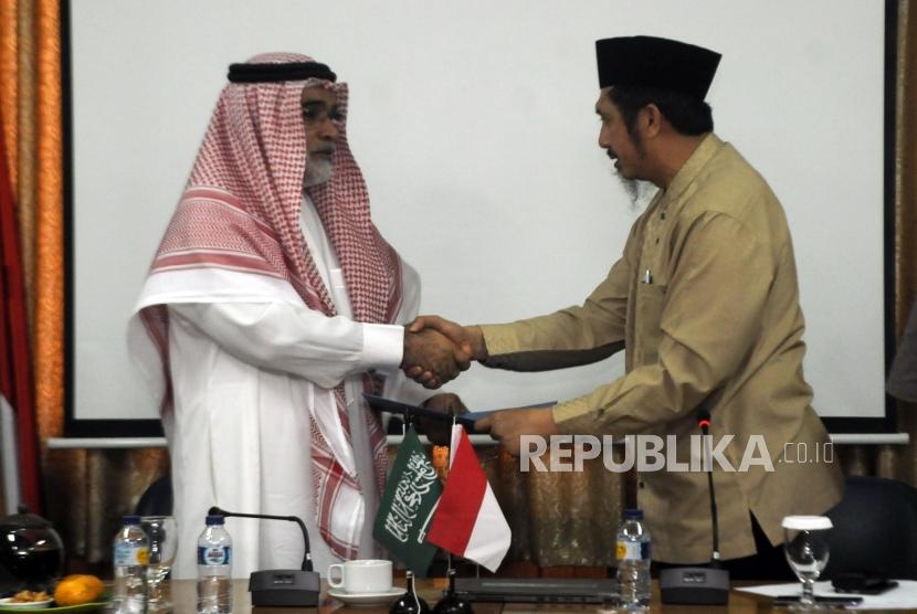 Duta Besar Saudi Arabia untuk Indonesia Osama bin Mohammed Abdullah Al Shuaibi bersalaman dengan Ketua Umum Wahdah Islamiyah Muhammad Zaitun Rasmin (dari kiri) saat mengadakan pertemuan dengan sejumlah tokoh ormas Islam Indonesia di Gedung dewan Dakwah Islamiyah Indonesia, Senen, Jakarta Pusat, rabu (15/11).