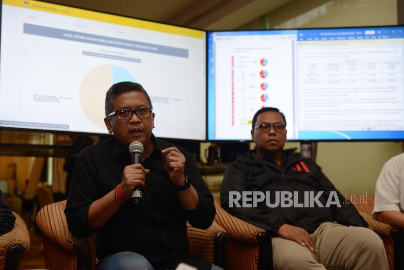 Sekretaris TKN Hasto Kristiyanto bersama Wakil Direktur Direktorat Saksi Tim Kampanye Nasional (TKN) Lukman Edi memaparkan penjelasan di War Room Real Count, Hotel Gran Melia, Kuningan, Jakarta, Ahad (17/4).