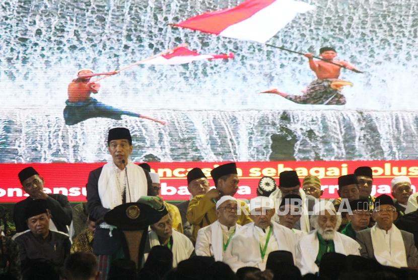 Munas NU: Presiden RI Joko Widodo memberikan sambutan pada acara Musyawarah Nasional Alim Ulama dan Konferensi Besar Nahdlatul Ulama (NU) di Pompes Miftahul Huda Al-Azhar Citangkolo, Kota Banjar, Jawa Barat, Rabu (27/2).