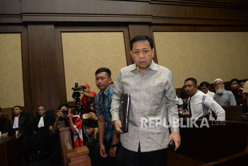 Terdakwa kasus korupsi KTP Elektronik Setya Novanto bersiap mengikuti sidang lanjutan di Pengadilan Tipikor, Jakarta, Senin (12/3).