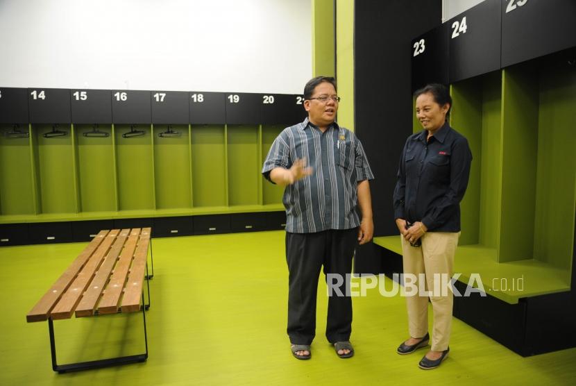 Anggota Ombudsman, Adrianus Eliasta Meliala  (kiri)sedang menerima penjelasan dalam kunjungan   ke Stadion utama Gelora Bungkarno, Jakarta, Rabu (11/4).